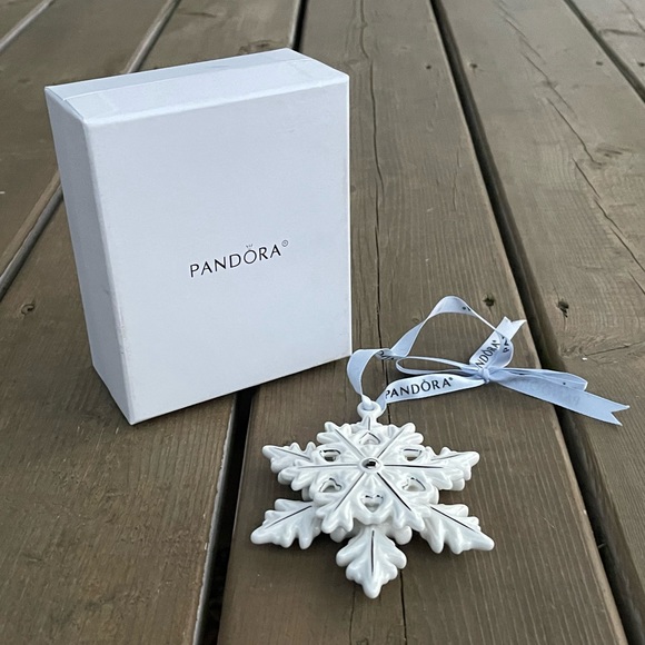 Pandora 2015 Limited Edition Christmas Snowflake Ornament in Original Box - Picture 10 of 10
